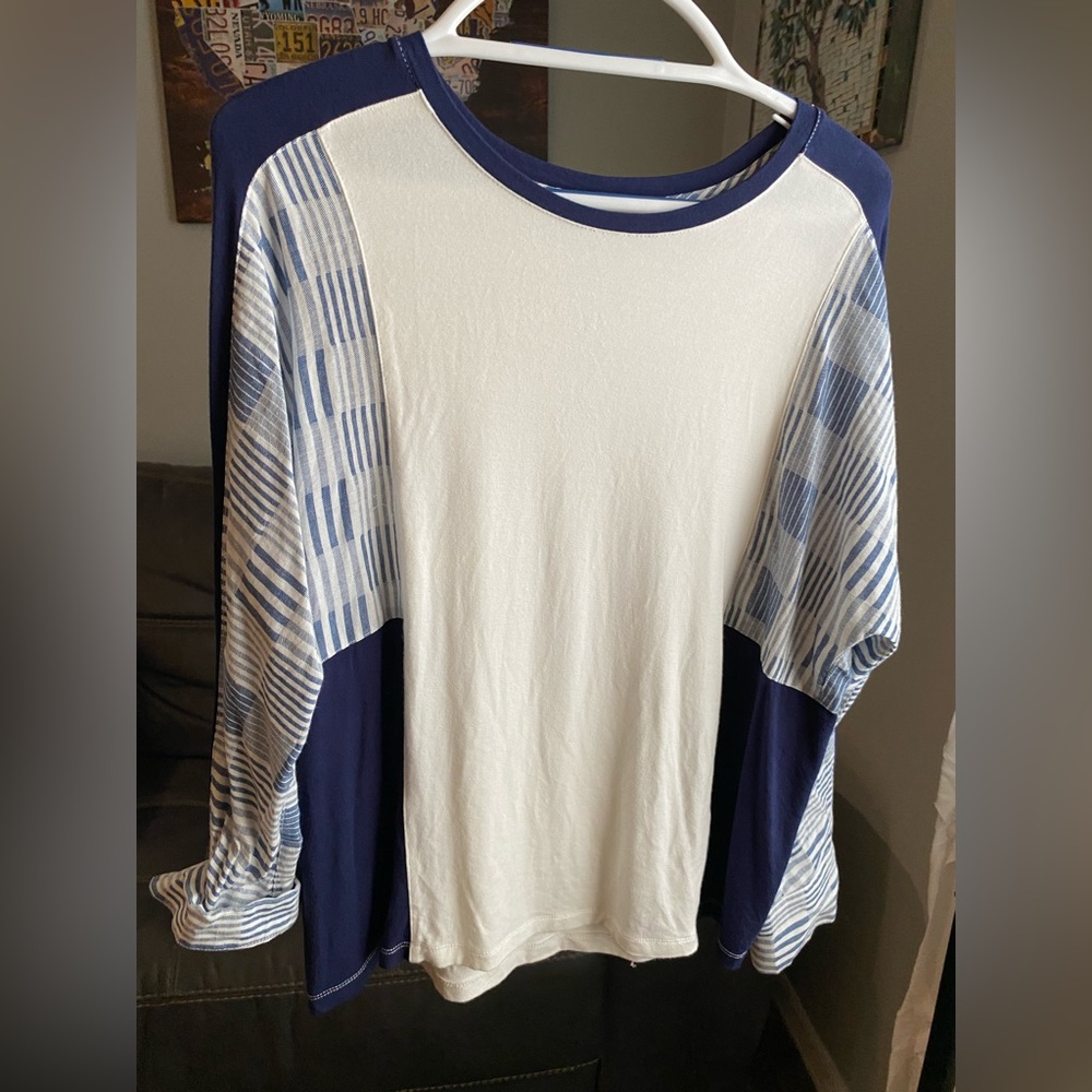Great Condition Anthropologie Blue and White Soft Top Small